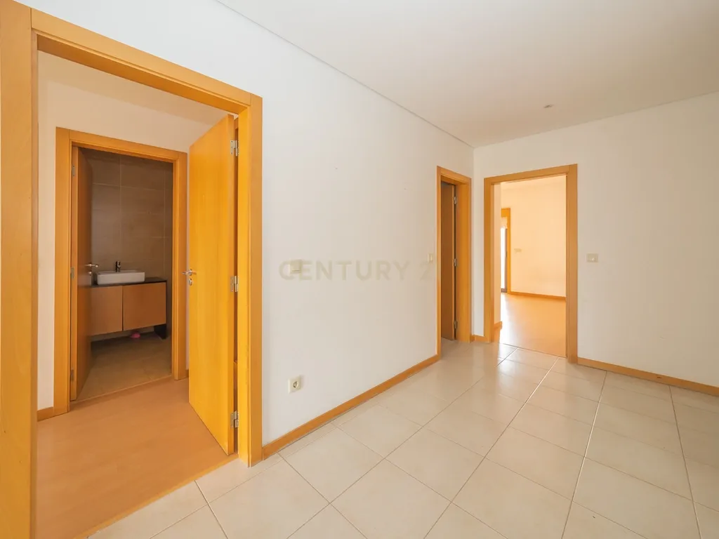 Apartamento T3 com Duas Varandas e Dois Lugares de Estacionamento, na Vila Serena, Pinhal Novo - Image 32