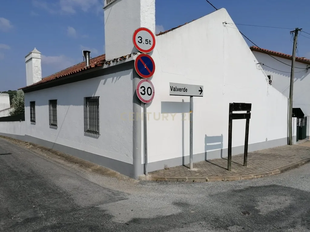 Moradia Térrea T3 com quintal e sótão, Guadalupe, Évora - Image 3