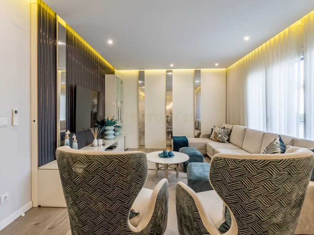 Luxuosa Moradia T5 em Odivelas com Vista Panorâmica - Image 1