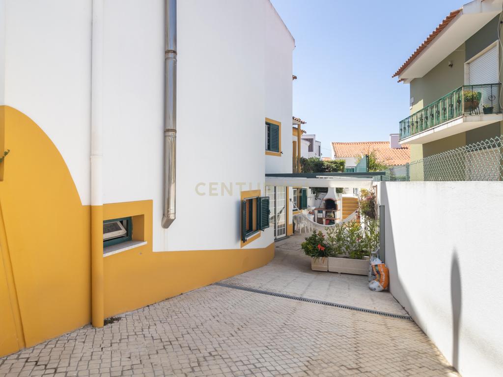 Moradia duplex de 5 assoalhadas com cave em Azeitão - Image 51