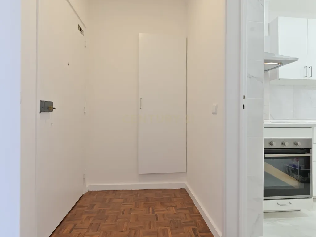 * RESERVADO * Apartamento T2 renovado para arrendamento em São Domingos de Benfica, Lisboa - Image 8