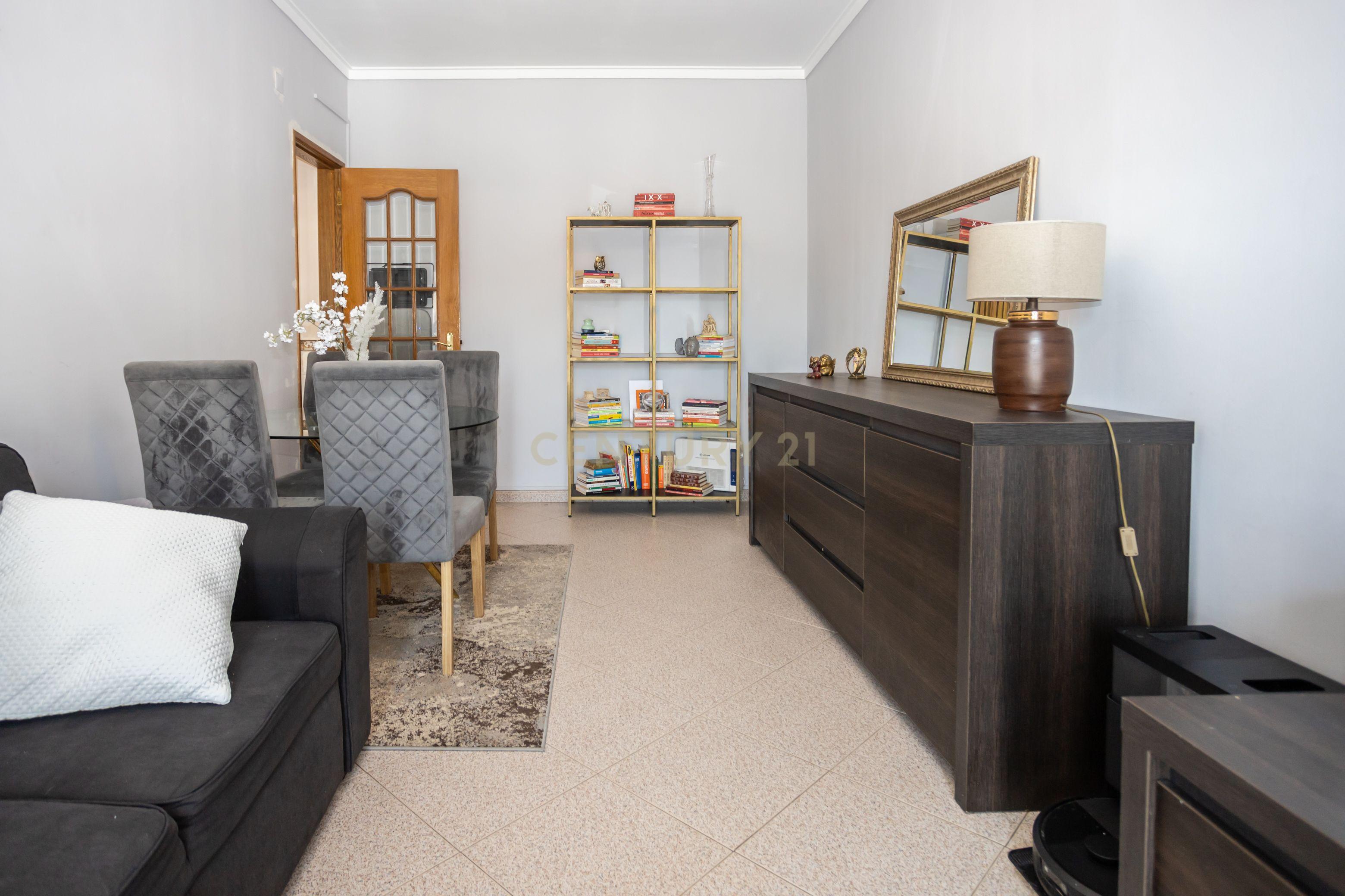 Fotografia 6 de Apartamento T2 com Varanda Cruz de Pau, Amora - Seixal - 0651-06250