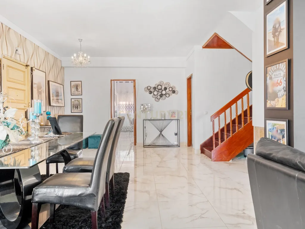 Apartamento Duplex de 7 assoalhadas no Barreiro - Image 8