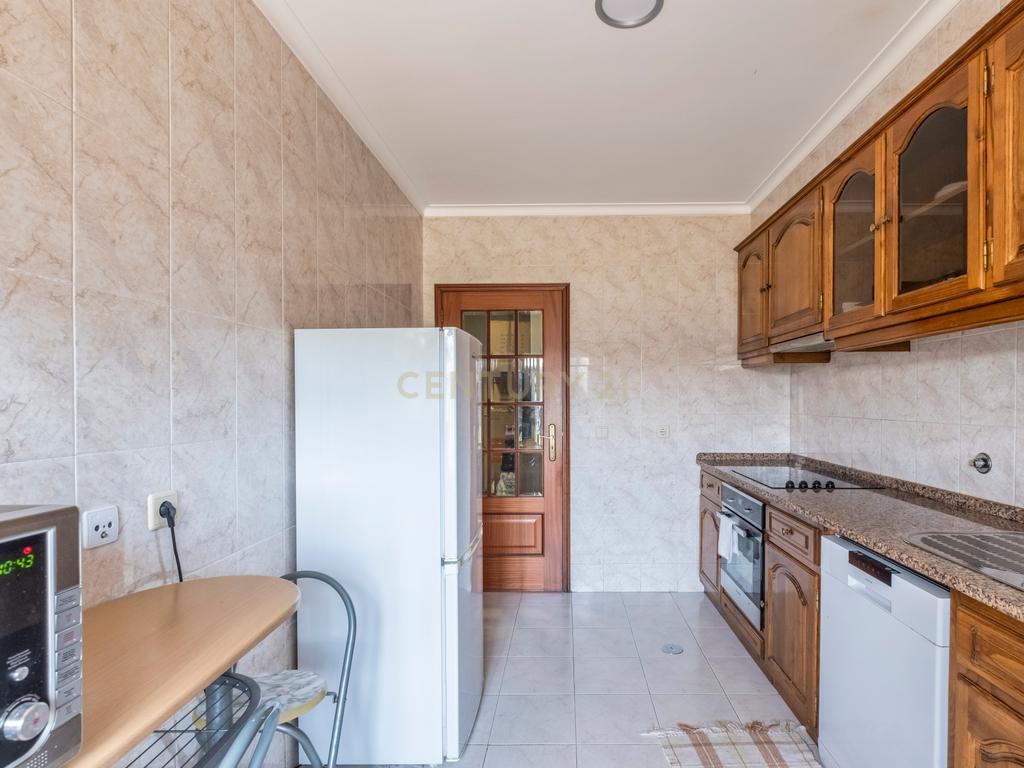 Apartamento T2 de excelentes áreas em Serzedo - Image 8