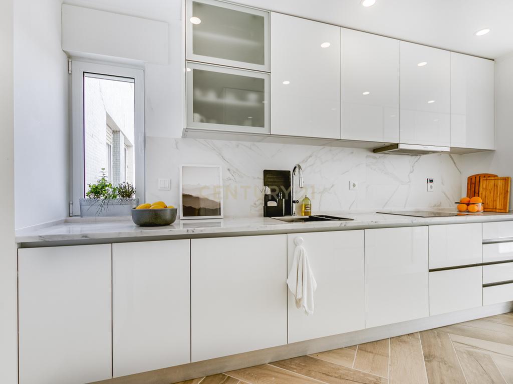 Apartamento T4 com 3 Suites, em zona Prime de Algés - Image 16