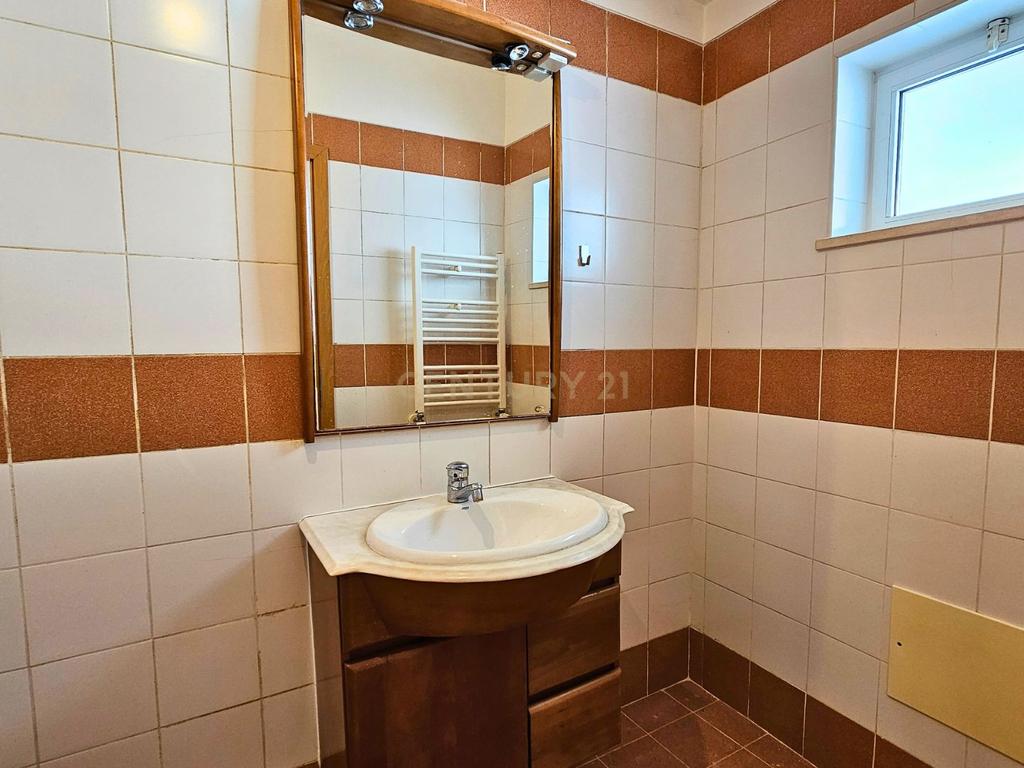 Moradia T4 em Oeiras para arrendar com garagem e terraço - Image 13