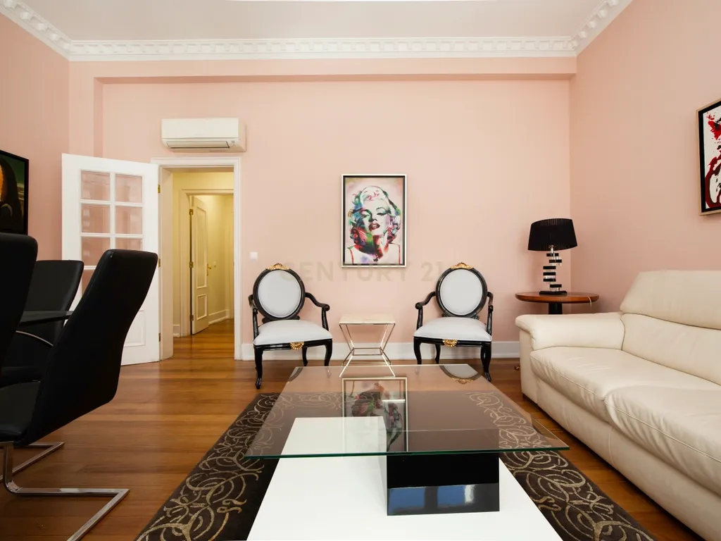 *Apartamento Exclusivo em Edifício Tradicional de Lisboa* - Image 3