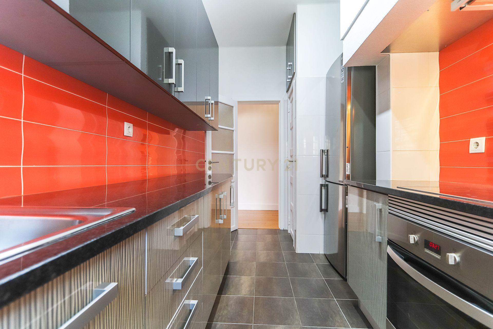 Fotografia 10 de Apartamento T3 para arrendamento com varanda junto à Avenida de Roma | Prédio com "arte"