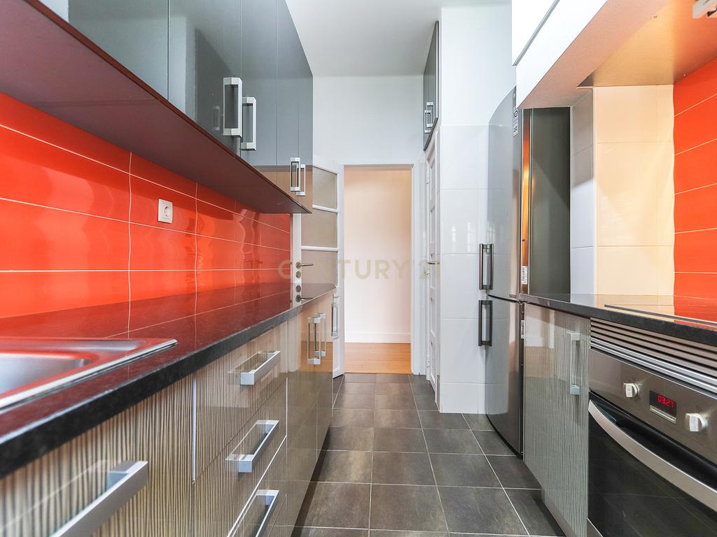 Apartamento T3 para arrendamento com varanda junto à Avenida de Roma | Prédio com "arte" - Image 10