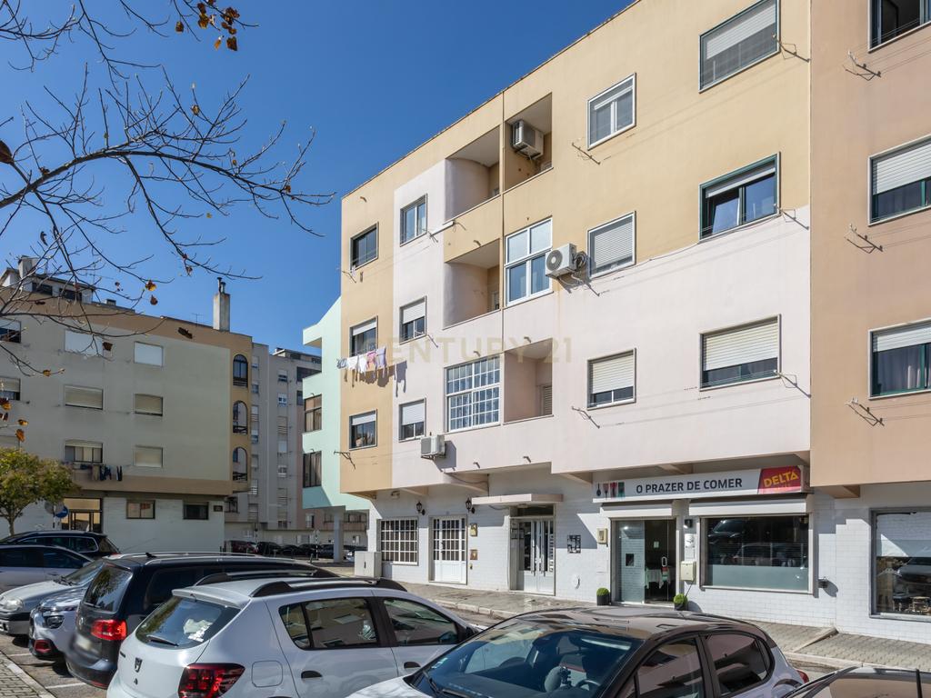 LOJA TRANSFORMADA EM AMPLO APARTAMENTO T1 REMODELADO EM PAIO PIRES - Image 18
