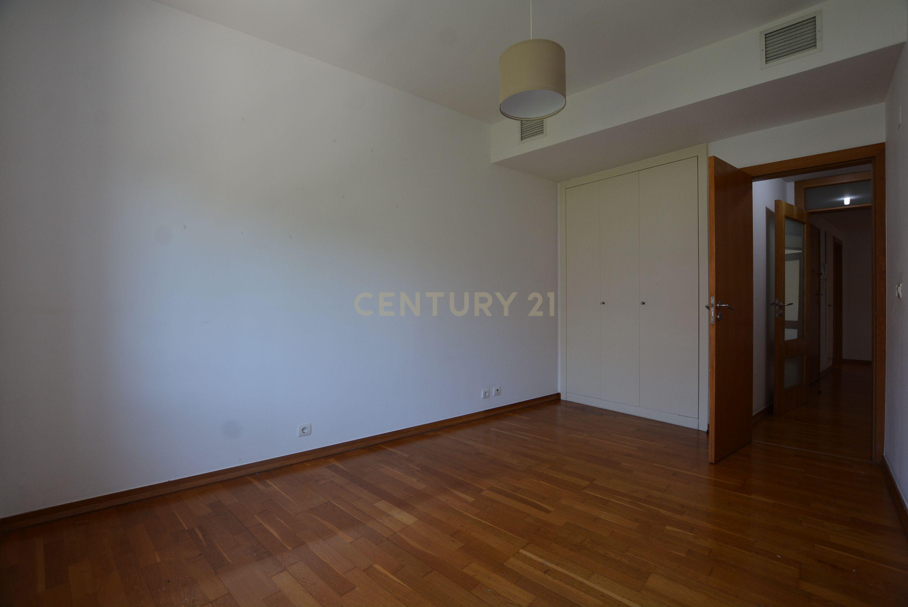 APARTAMENTO T3 COM 2 WCS E 2 PARQUEAMENTOS - Image 19