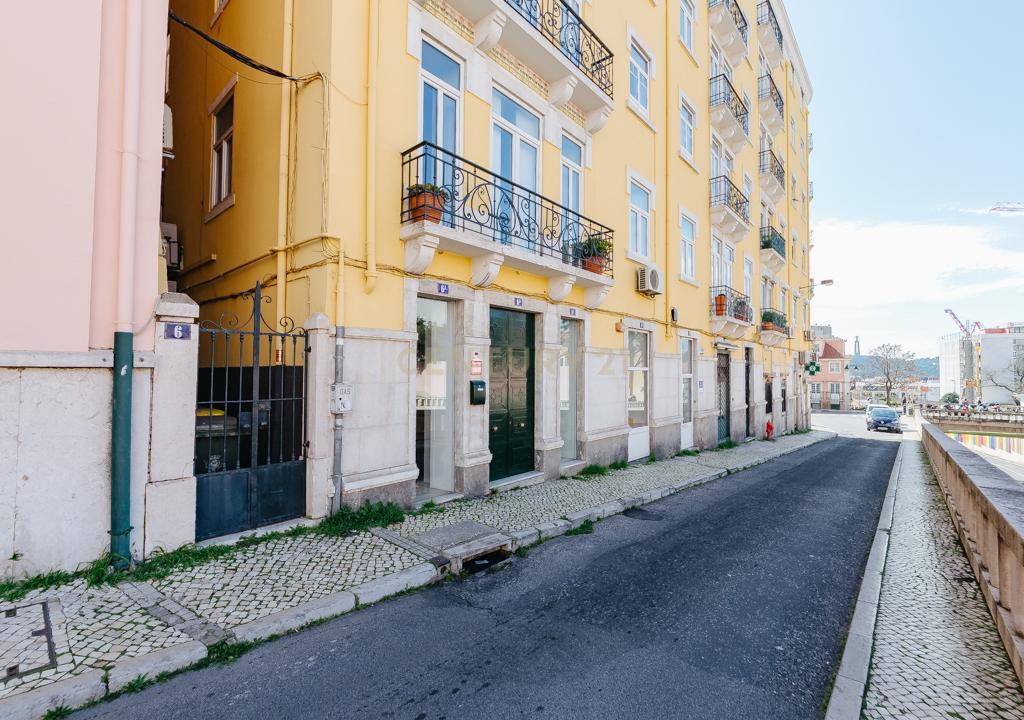 Apartamento T1 cheio Charme na Infante Santo – Conforto e Modernidade - Image 20