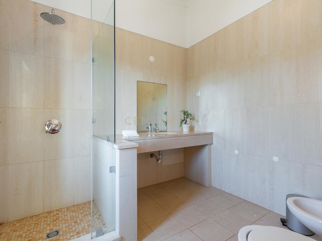 Moradia T4 Independente – Um Refúgio de Conforto e Elegância - Image 17