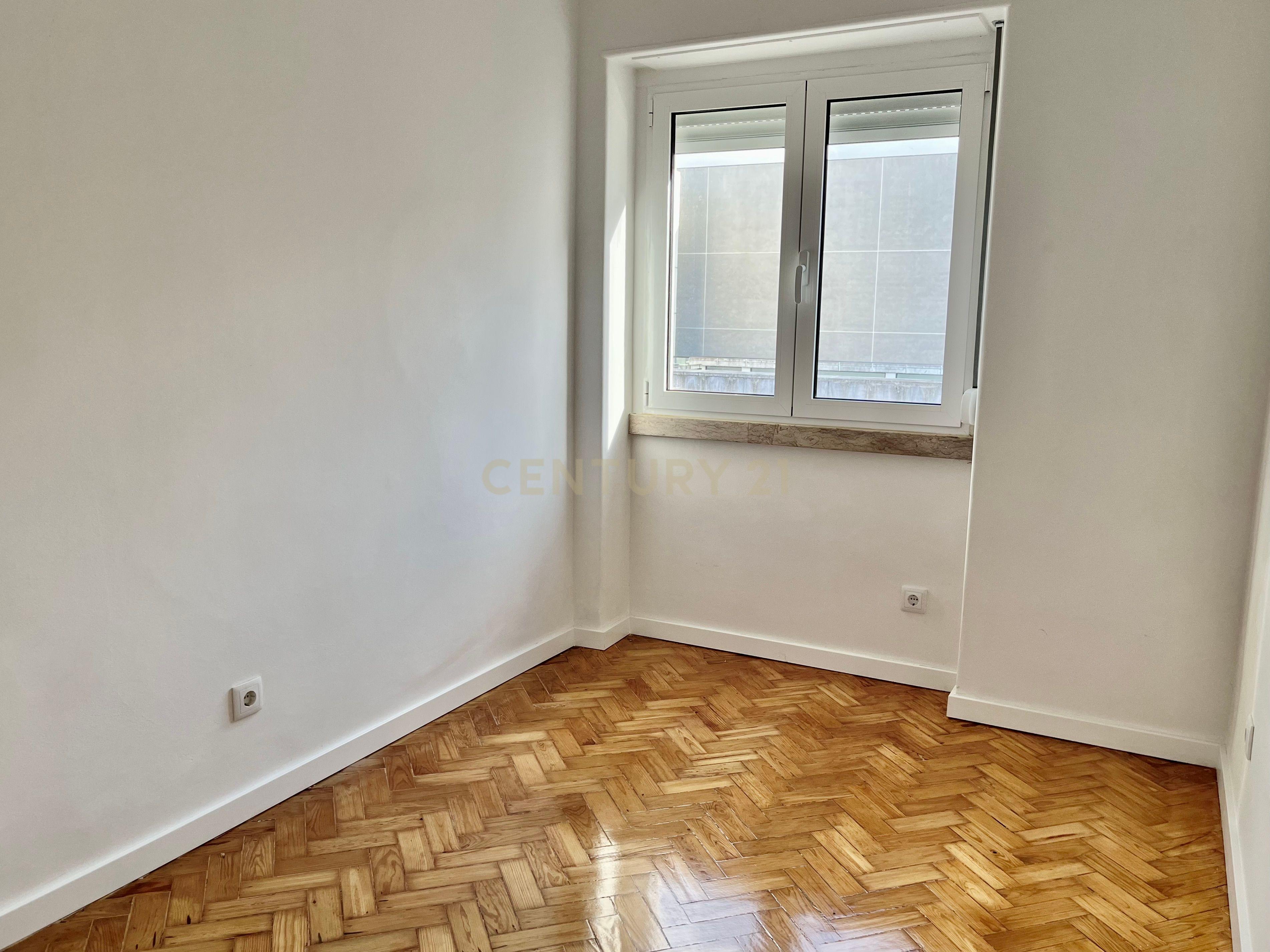 🏡 Arrenda-se Apartamento T4 em Alvalade – Remodelado | Com Garagem + 1 Estacionamento 🚗 - Image 4