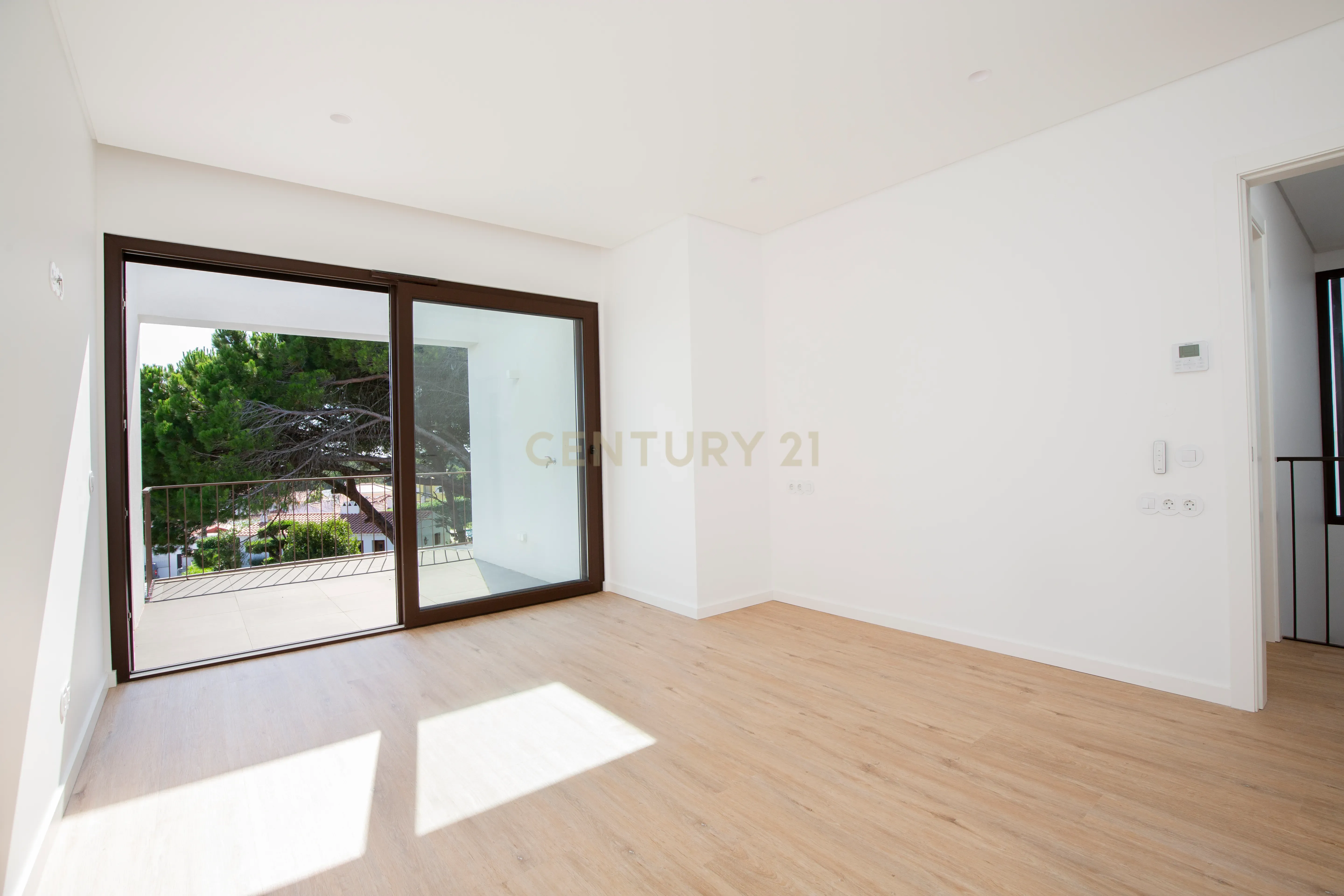 Moradia T3+1 em Murches | Lote 340m² | Piscina | Jardim | Garagem - Image 13