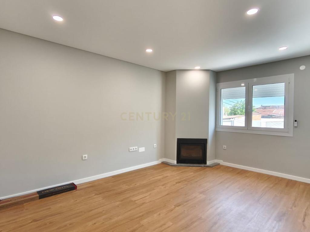 Apartamento T1 remodelado em Viseu com Terraço e Garagem - Image 3