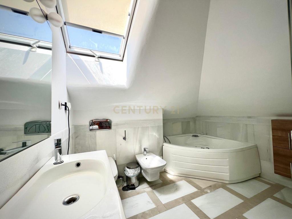 Casa con vistas al mar en primera línea – Urbanización Bahía de Estepona - Image 11