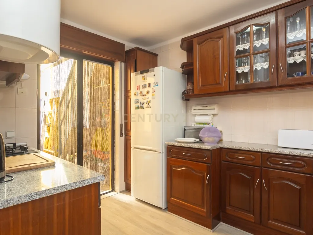 Moradia em Banda de 5 assoalhadas na Banática - Image 6