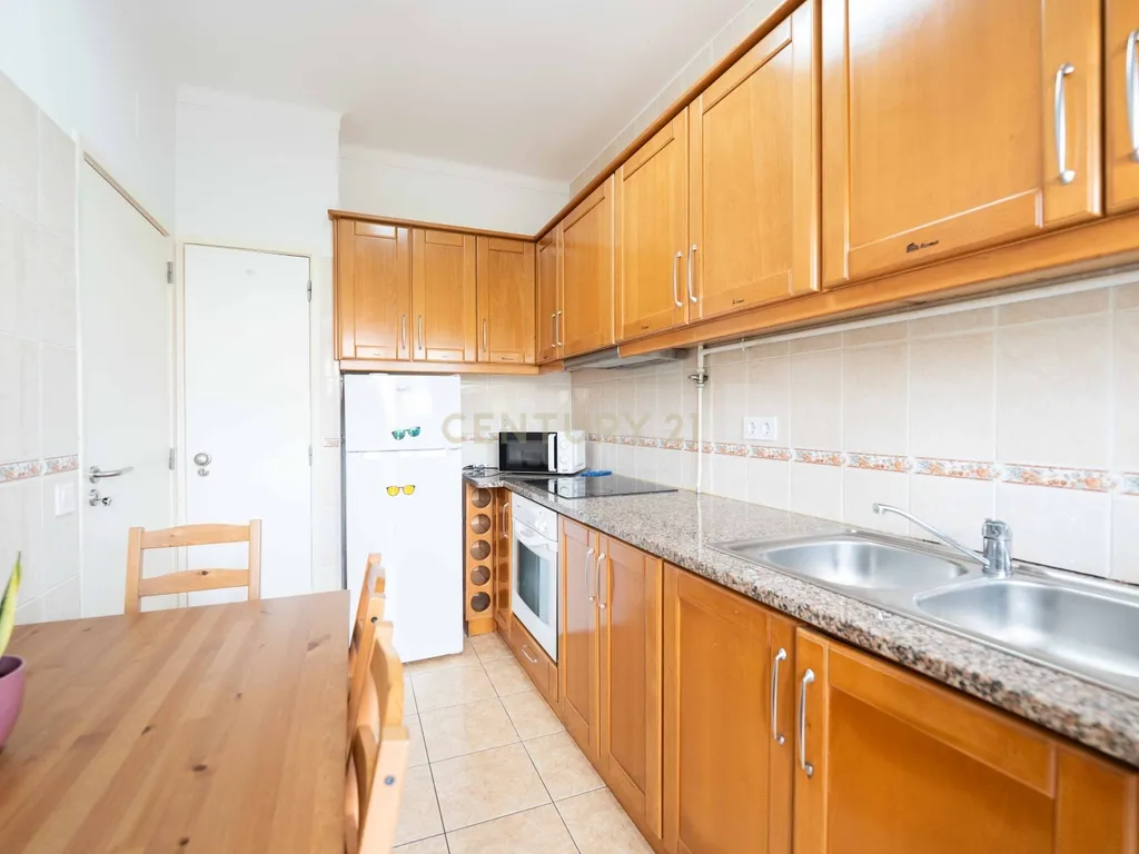 Venda | Apartamento T2 + Sala convertida em dois quartos | Mobilado e equipado na Rua Padre António Vieira em Coimbra - Image 2