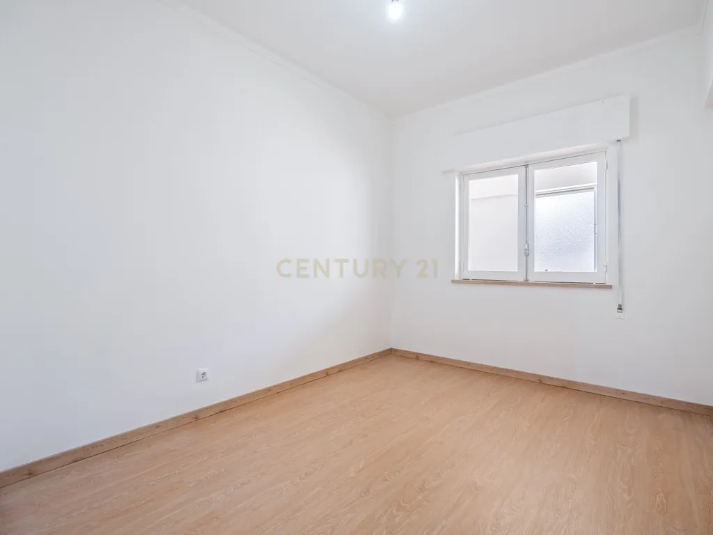Apartamento T2 renovado em Portimão com varanda, 2 casas de banho e marquise espaçosa - Image 10
