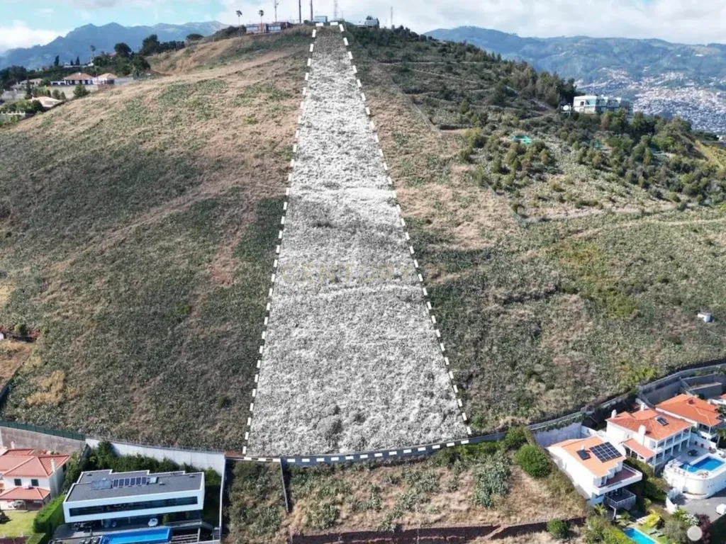 Terreno 5.170 m² | São Martinho | 1.556 m² Urbanizáveis | Vista Atlântico | Projeto T4 incluído - Image 1