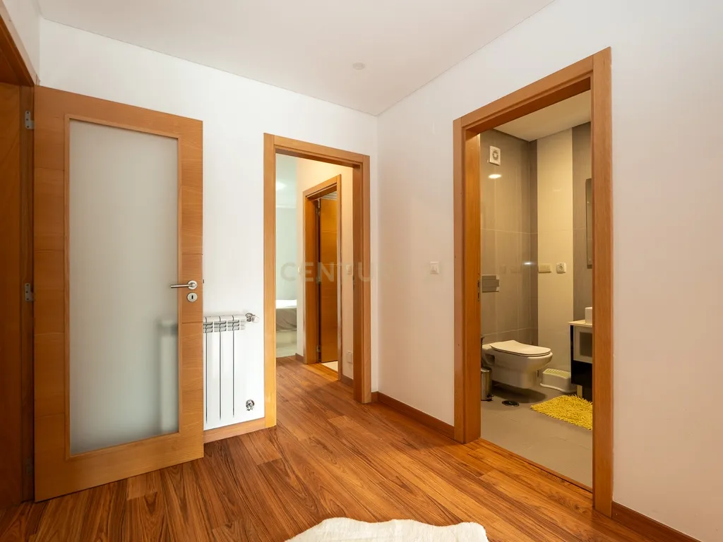 Apartamento de tipologia T3, com 2 varandas, 2 WC e box para 4 viaturas, situado no Jardim da Amoreira - Ramada em Odivelas. - Image 25