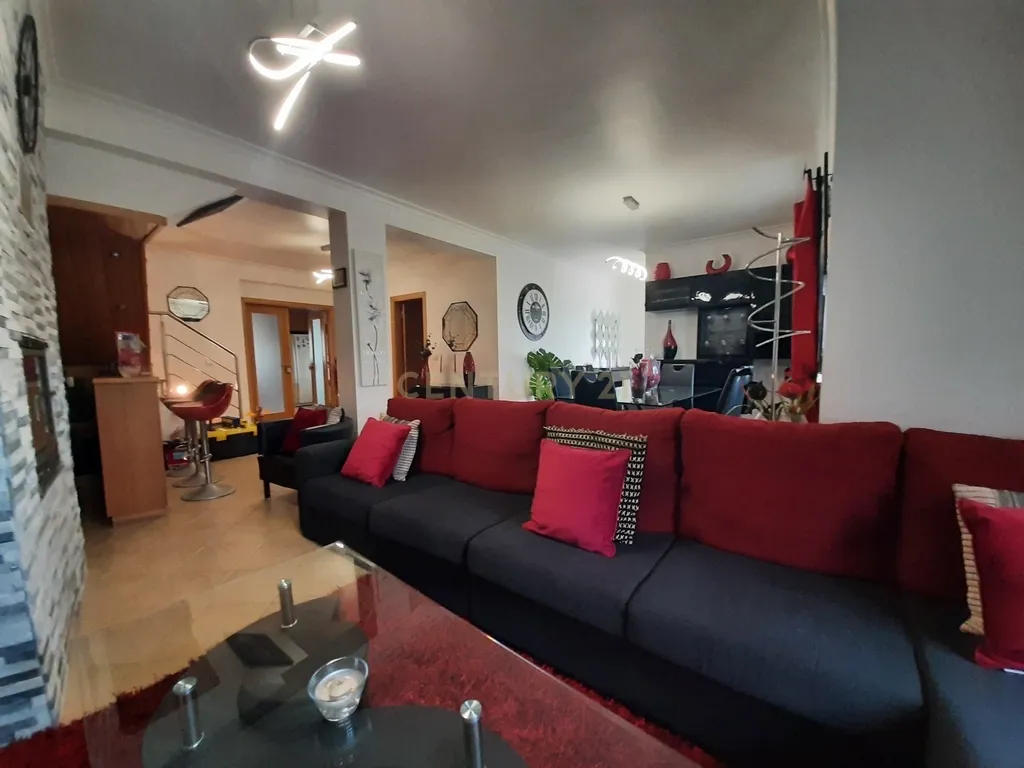 Moradia T3 na Lourinhã com Piscina Garagem e Churrasqueira - Image 4
