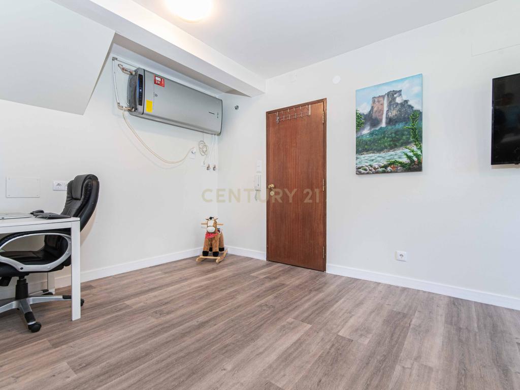 Apartamento T2 Renovado com Vista Panorâmica em Lisboa - Image 6