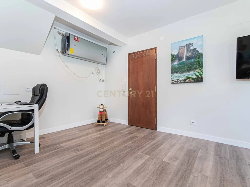 Apartamento T2 Renovado com Vista Panorâmica em Lisboa - Image 6