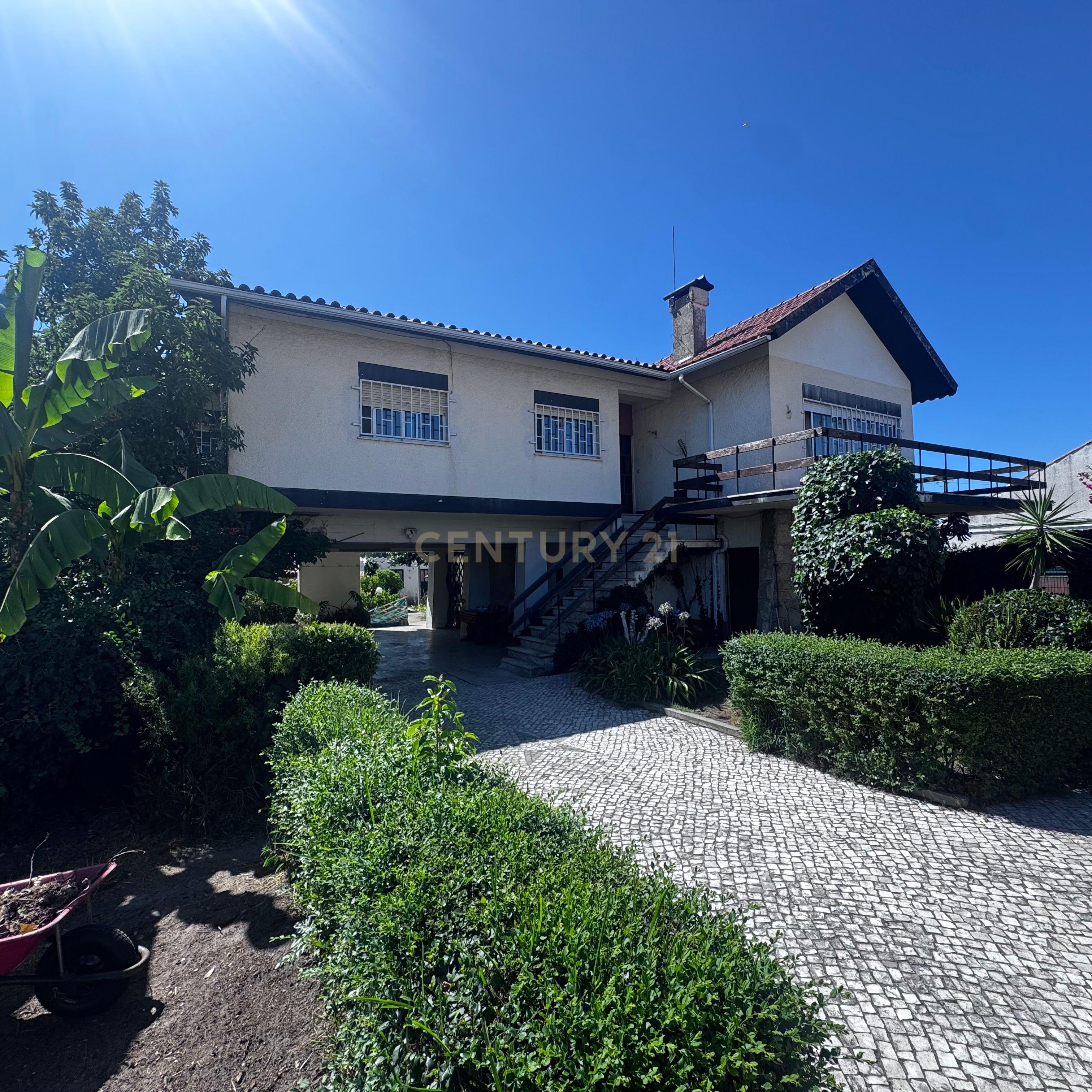 Fotografia 3 de Oportunidade! Moradia T3 + T2 com Potencial de Rentabilização