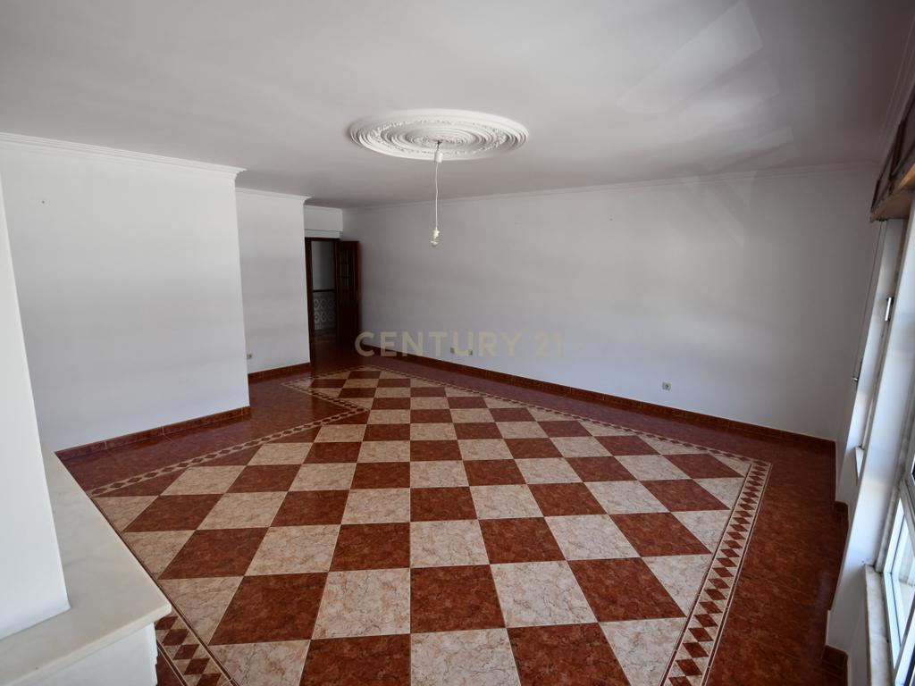  T2  Anta Cacém com  Garagem - Image 3