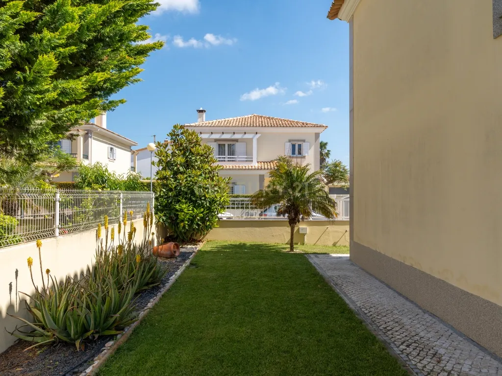 Moradia T4 em Azeitão com Jardim e Segurança 24h - Image 41