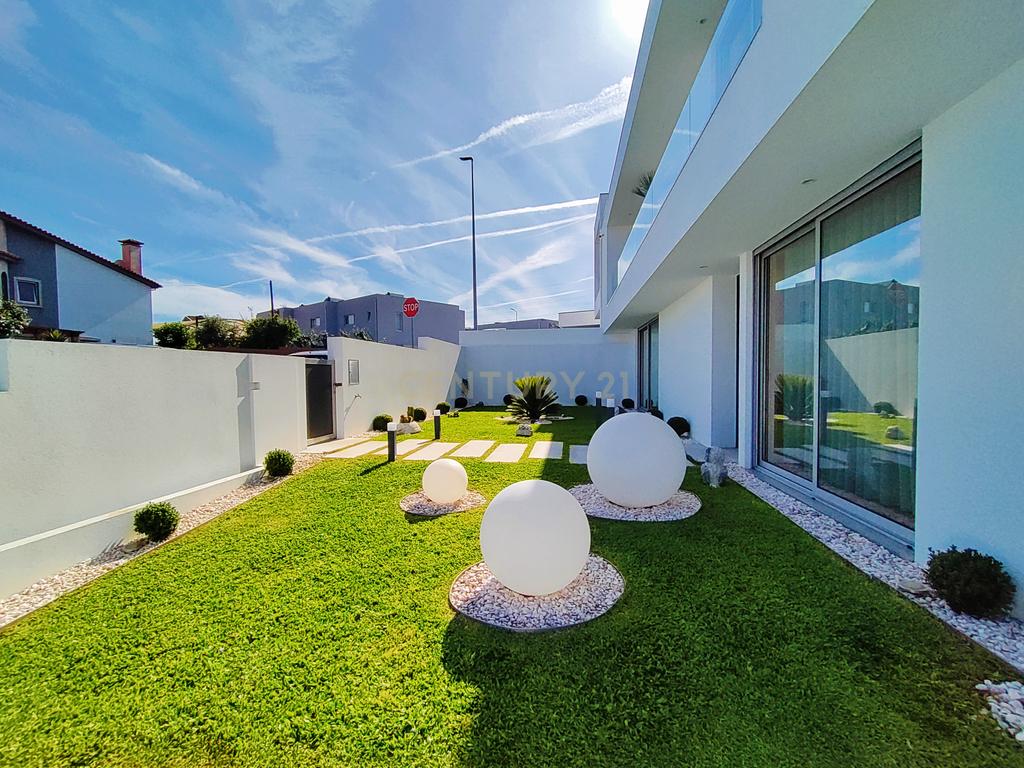 Moradia T4 Moderna com Piscina e Jardim – Touguinha - Image 3