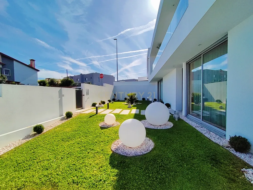 Moradia T4 Moderna com Piscina e Jardim – Touguinha - Image 3