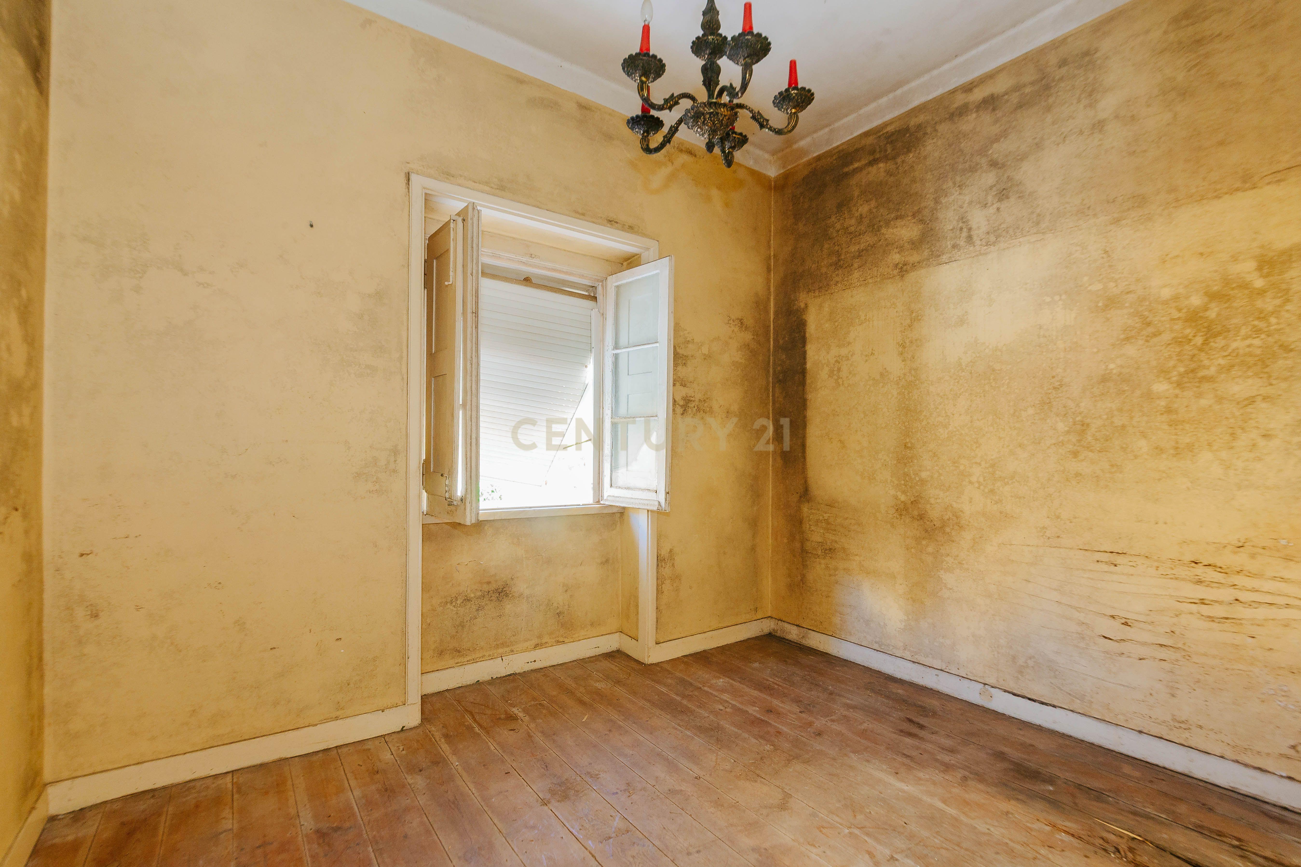 Fotografia 11 de Apartamento T3 para Remodelação com Terraço | Alvito | Lisboa