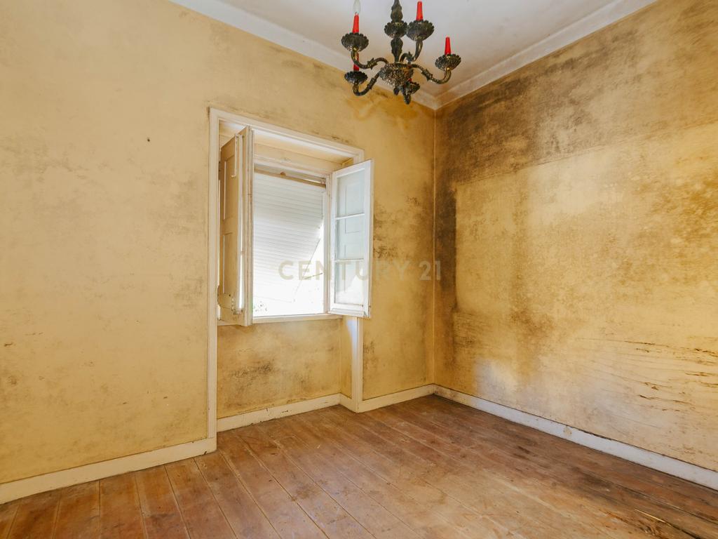 Apartamento T3 para Remodelação com Terraço | Alvito | Lisboa - Image 11