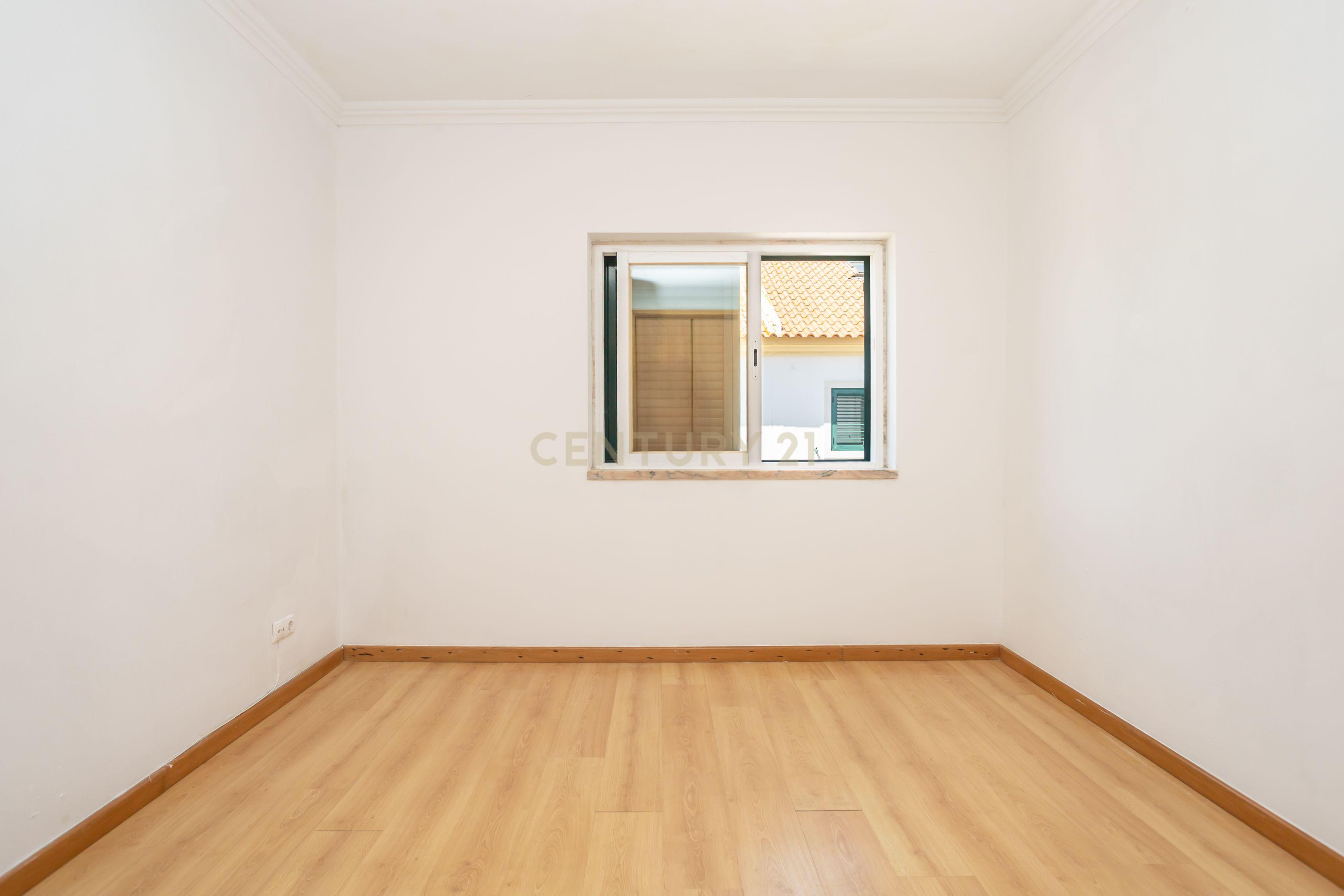  Moradia T3 em Amora - Seixal com Terraço e Garagem  - Image 32