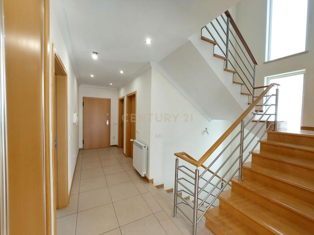 Moradia T4 de 3 Pisos com Piscina e Jardim - Image 11