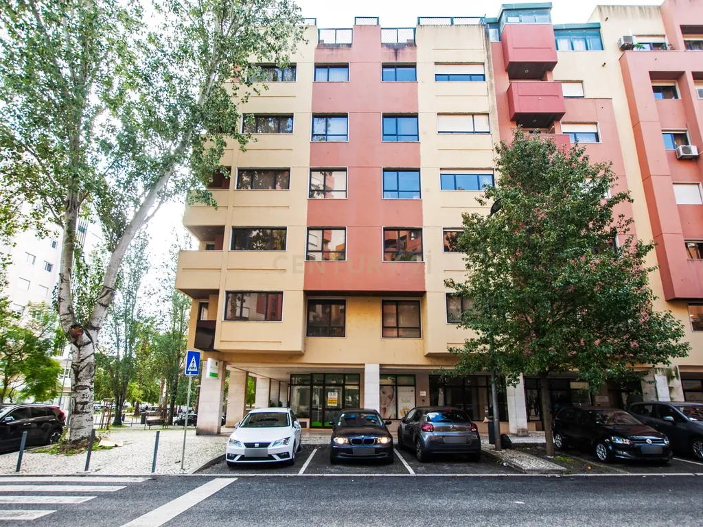 Escritório/Consultório para arrendamento | Excelente Localização | Zona Premium de Telheiras | - Image 1