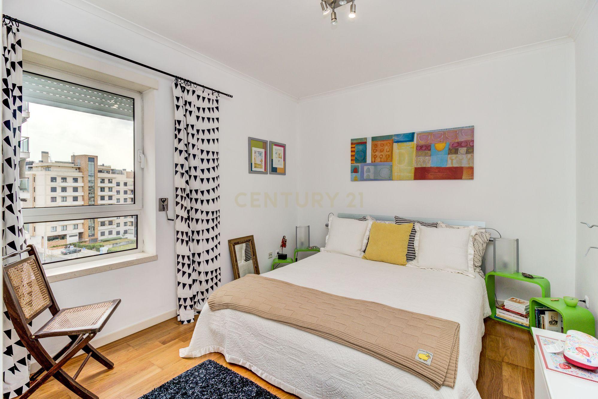 Apartamento T4, com 188m2, cozinha equipada e 2 lugares de garagem - Image 12