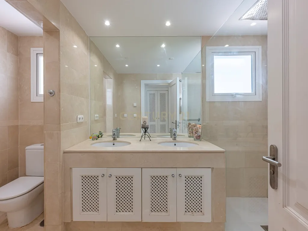 Encantador apartamento de 3 quartos no piso térreo elevado com vista para o mar e para o jardim – Nueva Andalucía. - Image 20