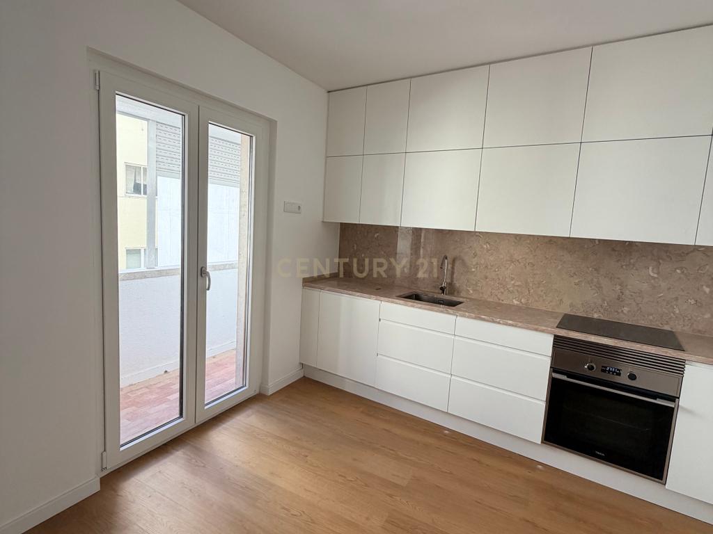 Apartamento T2 renovado em Lisboa com varanda - Image 2