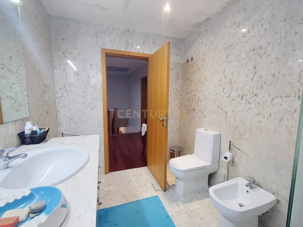 Moradia com Comércio em Amorim, Póvoa de Varzim - Uma Oportunidade Única! - Image 74
