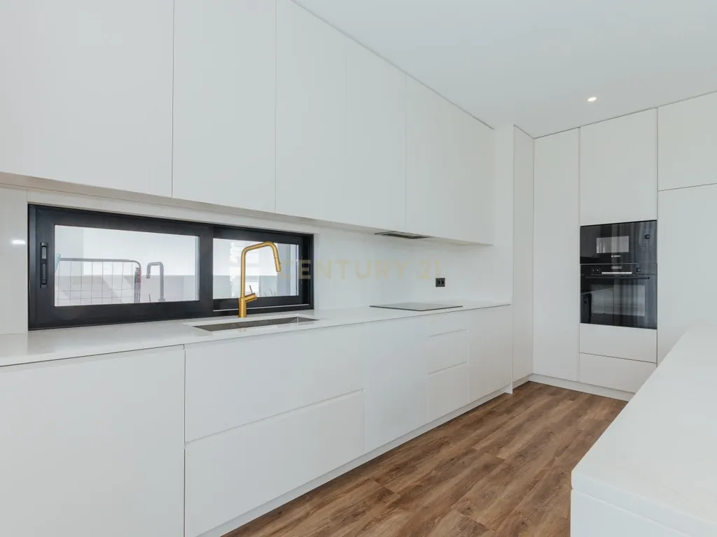 Moradia T4 com piscina e 3 suites | A escolha inteligente para viver com mais espaço a minutos de Lisboa - Image 10