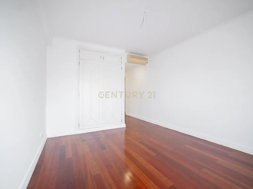 Apartamento T4 em Odivelas com Garagem e Elevador - Image 71