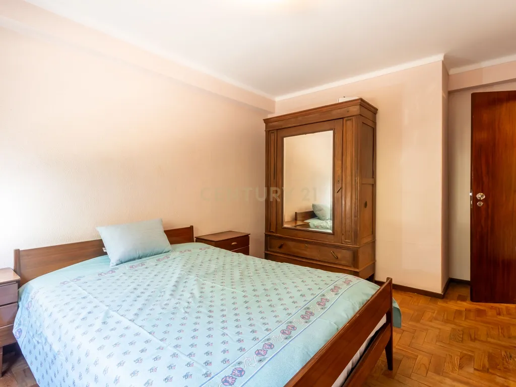 T1 em Caselas com varanda e vista desafogada – Excelente oportunidade para remodelar a gosto - Image 16