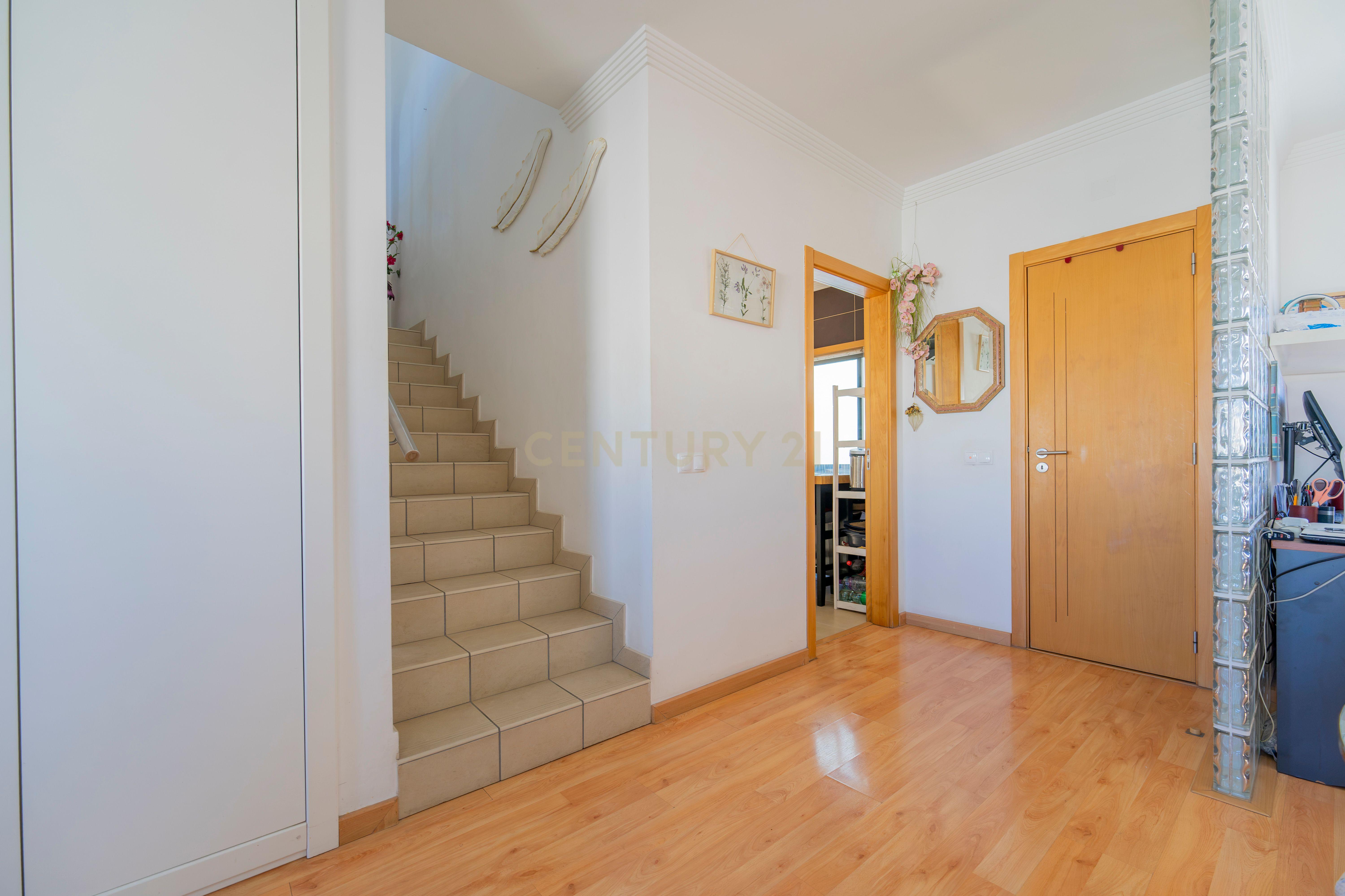 Fotografia 12 de Apartamento T2 Duplex em Olhão com 2 Lugares de Estacionamento e 2 Grandes Terraços, na Baixa de Olhão