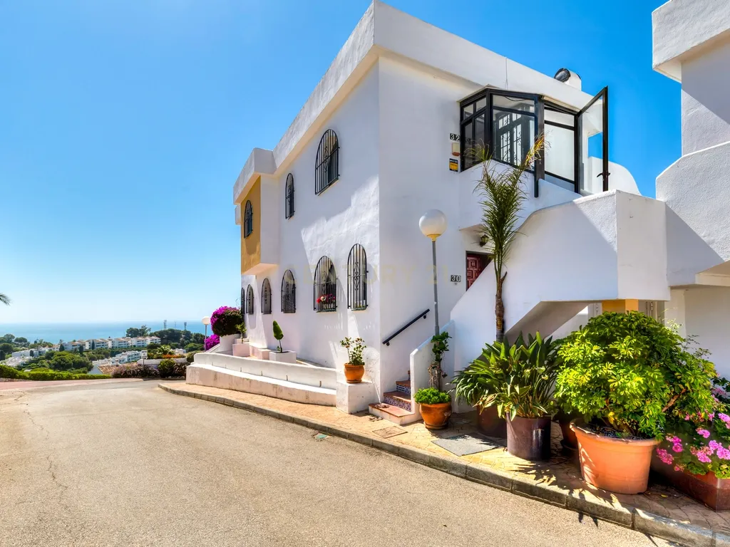 PENTHOUSE TOTALMENTE REMODELADA E PRONTA A ESTREAR COM VISTAS PANORÂMICAS PARA O MAR, DUAS VARANDAS E PISCINA EM MIJAS COSTA - Image 29