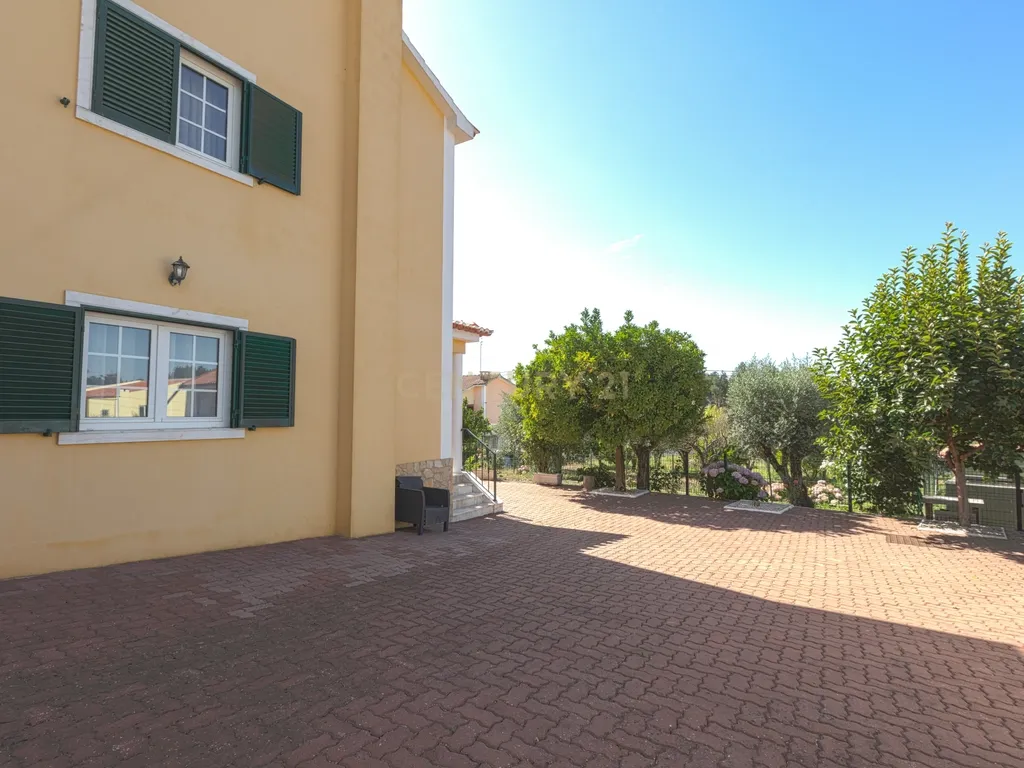 Moradia T4 Isolada com Jardim e Garagem em Olalhas – Tomar - Image 5