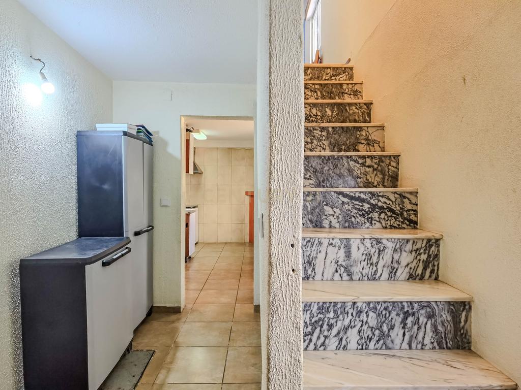 Moradia T2 com 70 m² localizada em Foz Côa, no Largo do Rossio, em pleno Alto Douro Vinhateiro. - Image 4